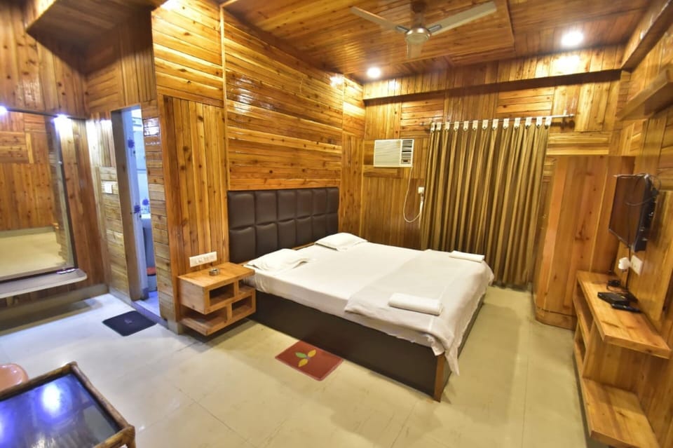 Superior Double Room, City View | Desk, free WiFi
