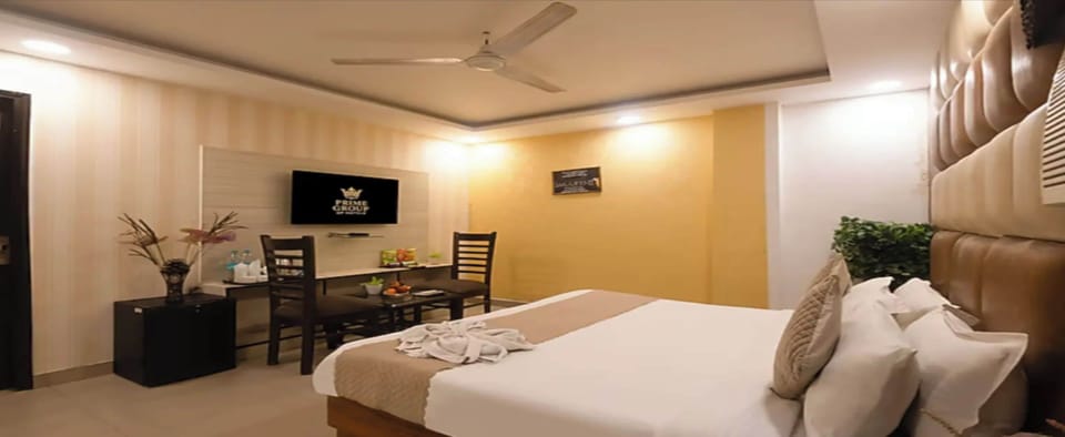 Deluxe Double or Twin Room, City View | In-room safe, desk, laptop workspace, blackout drapes