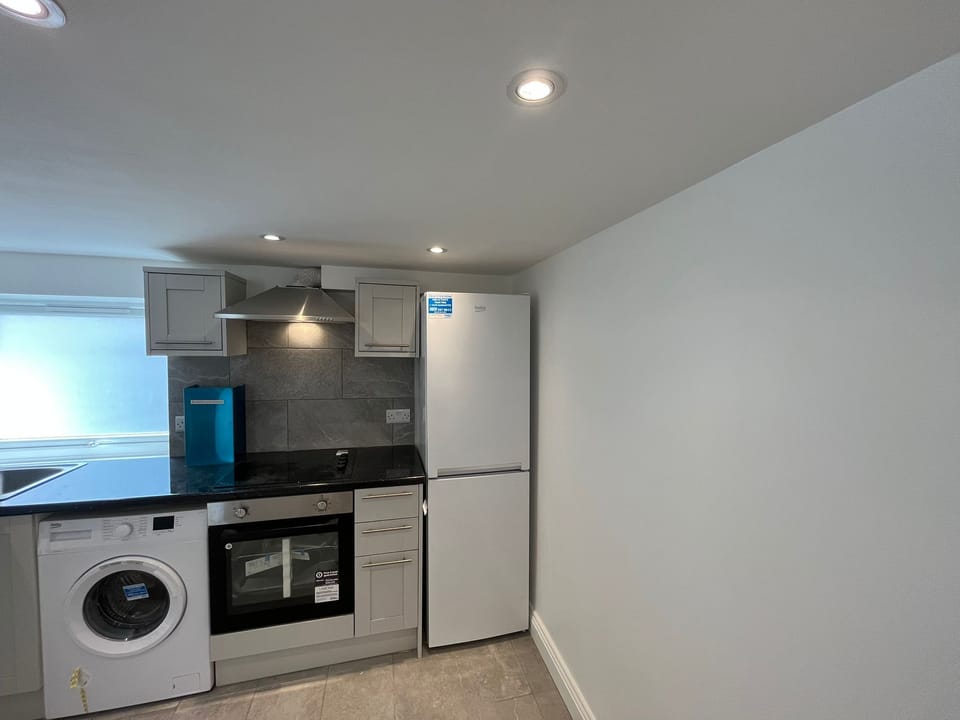 Elite Apartment | Shared kitchen | Full-size fridge, microwave, oven, stovetop