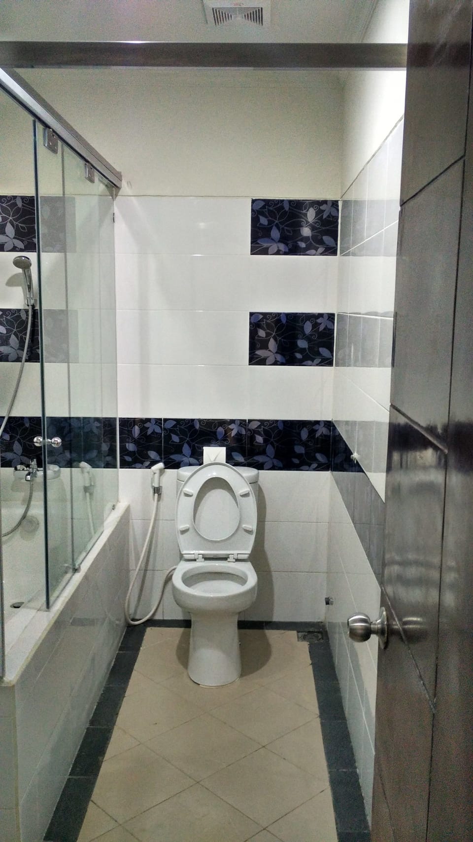 Shower, free toiletries, towels