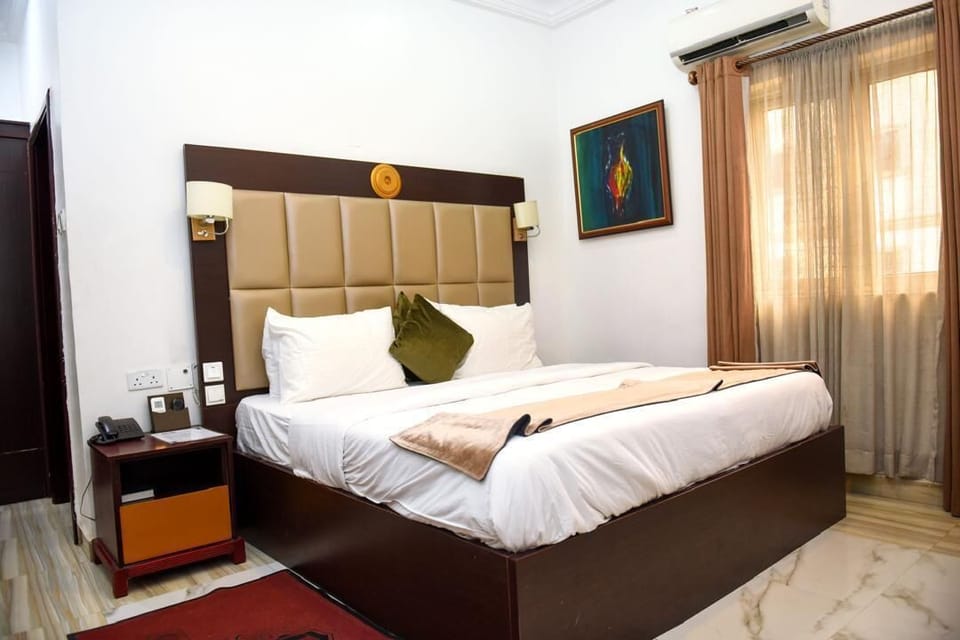 In-room safe, free WiFi