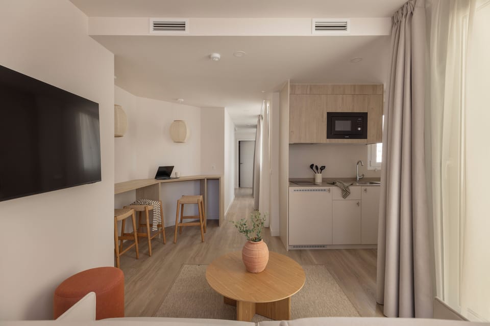 Estudio familiar superior con terraza | Living area | 34-inch flat-screen TV with cable channels