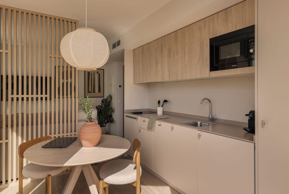 Estudio luminoso | Private kitchen | Full-size fridge, microwave, stovetop, dishwasher