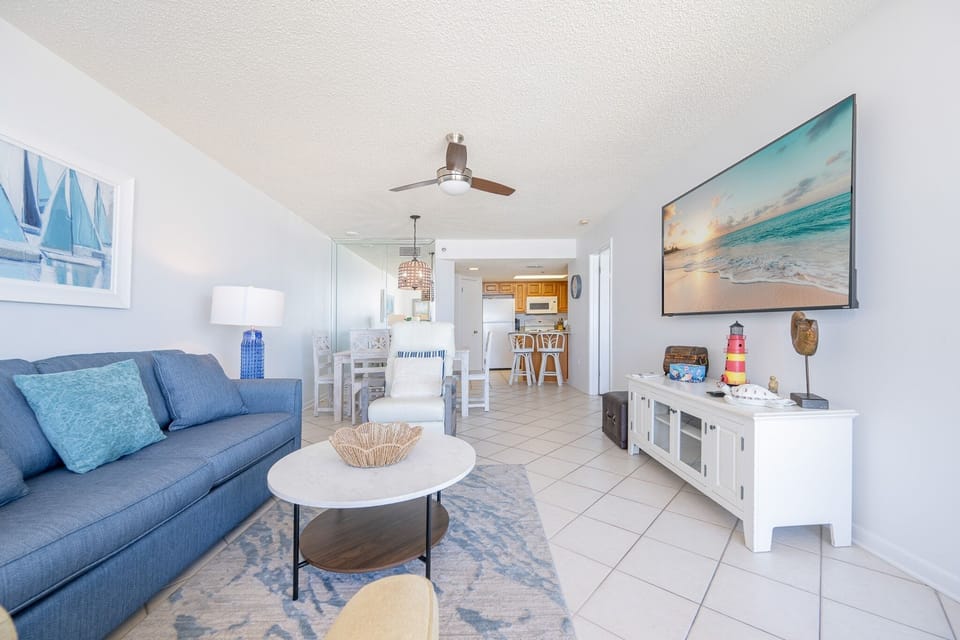 Condo, 2 Bedrooms | Living area