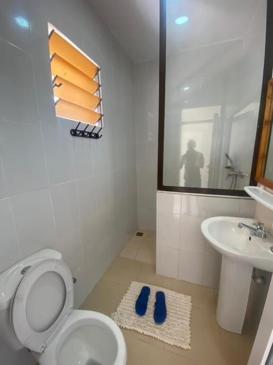 Deluxe Single Room | Bathroom | Shower, slippers, towels, soap
