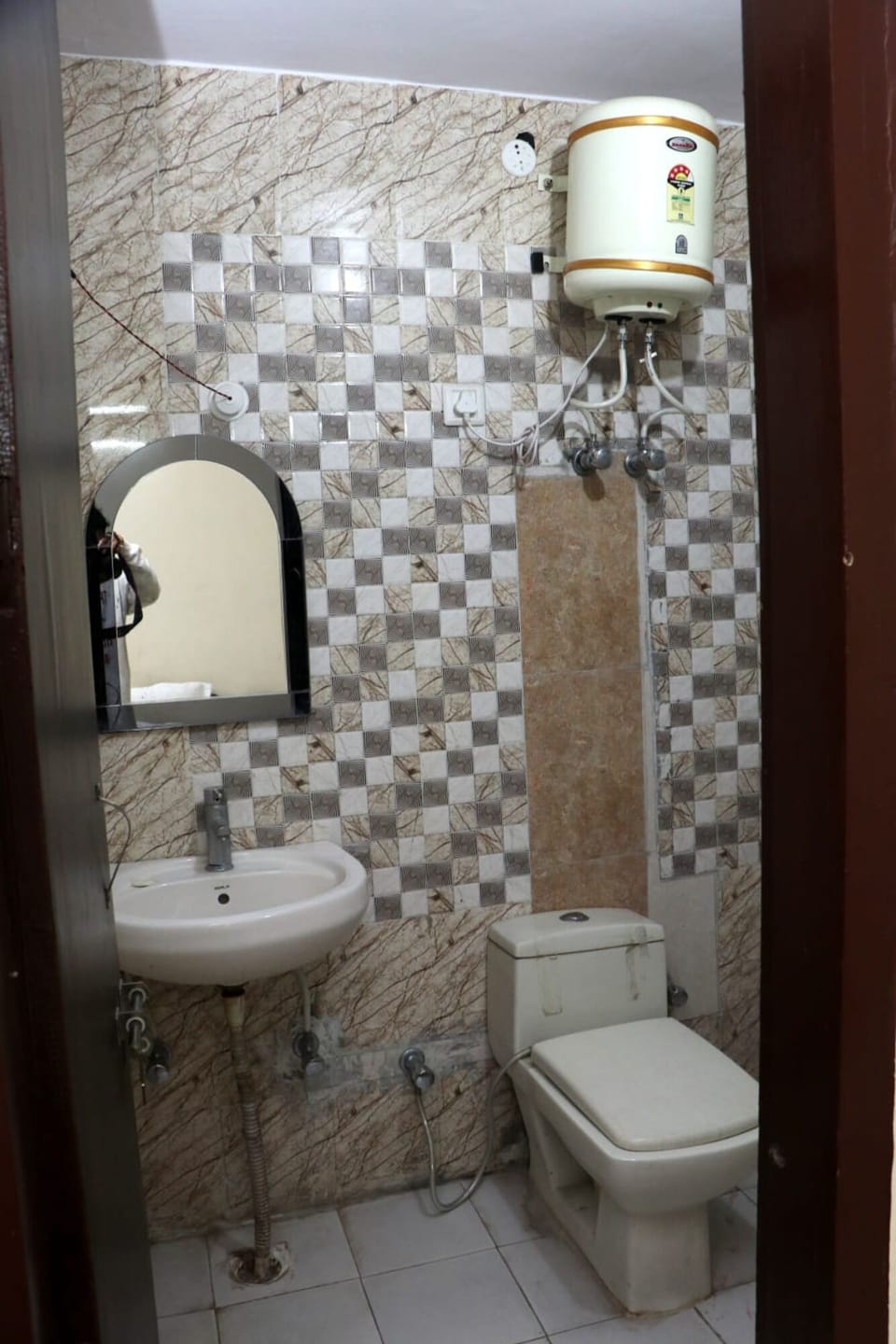 Shower, free toiletries, towels