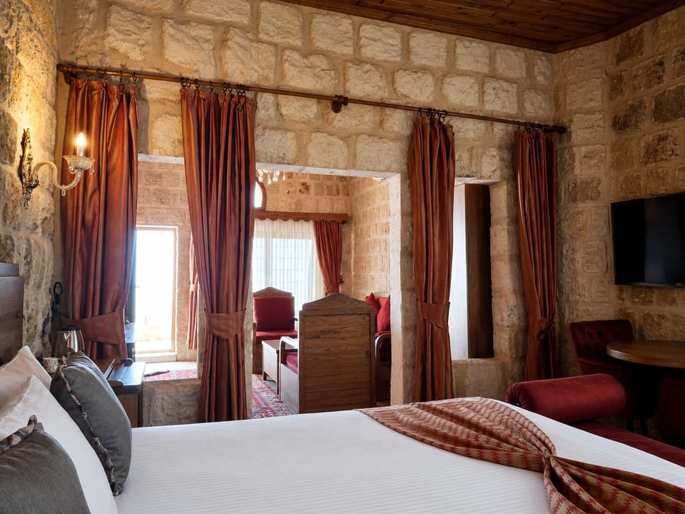 Deluxe Suite | In-room safe, desk, laptop workspace, blackout drapes