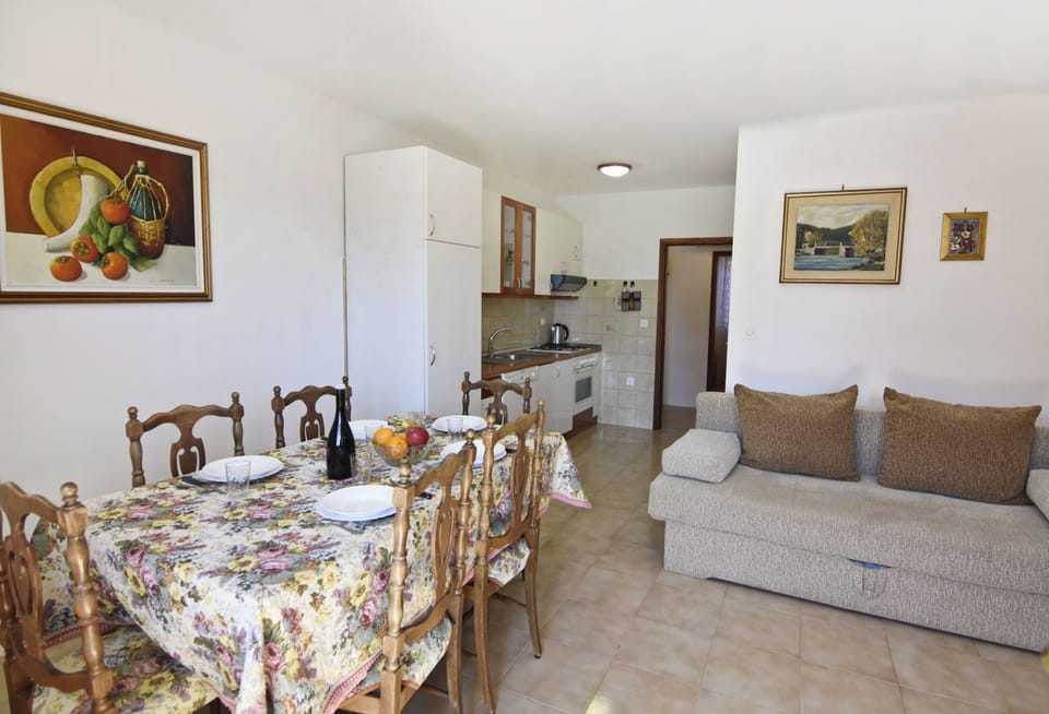 Apartment, 2 Bedrooms, Patio, Garden View | Dining room