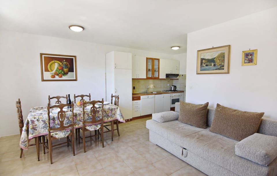 Apartment, 2 Bedrooms, Patio, Garden View | Dining room
