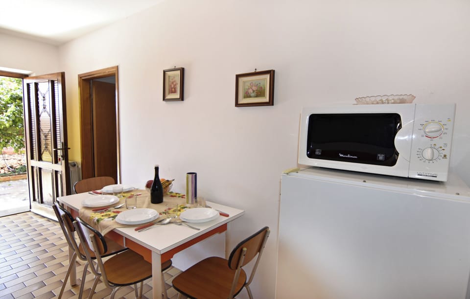 Apartment, 2 Bedrooms, Patio, Garden View | Dining room