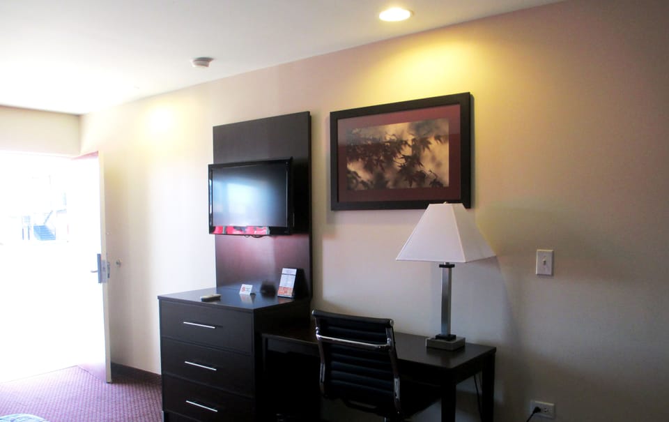 Deluxe Room, 2 Queen Beds | Room amenity