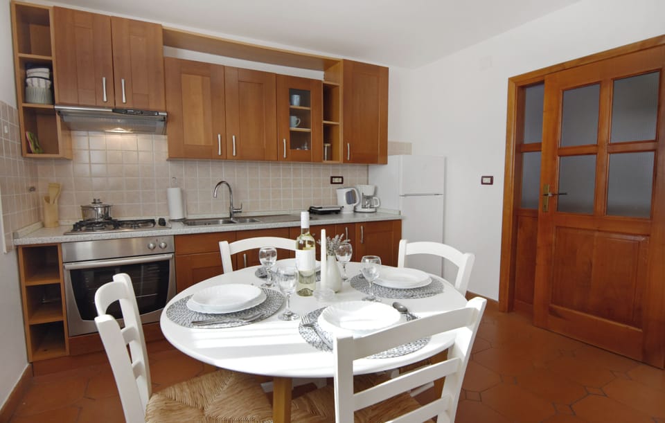 Apartment, 2 Bedrooms, Patio, Garden View | Dining room
