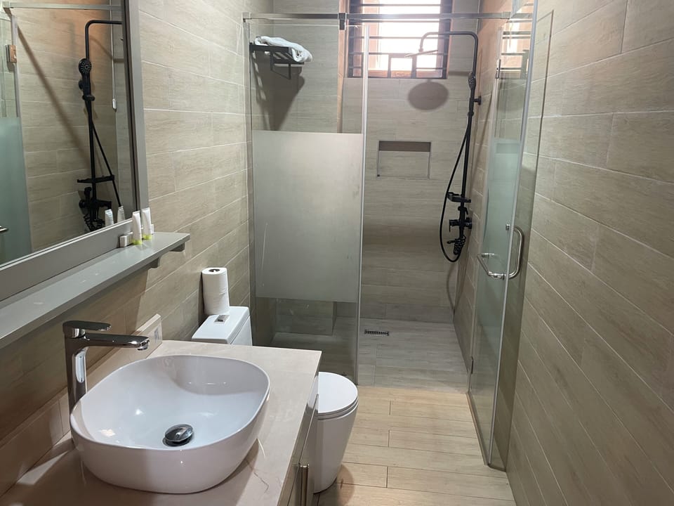 Superior Suite | Bathroom | Free toiletries, towels, soap, toilet paper
