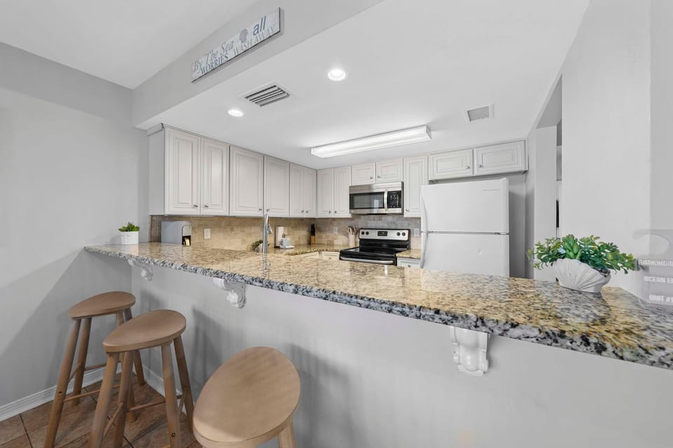 Condo, 1 King Bed with Sofa bed (Ocean Echo 103) | Private kitchen