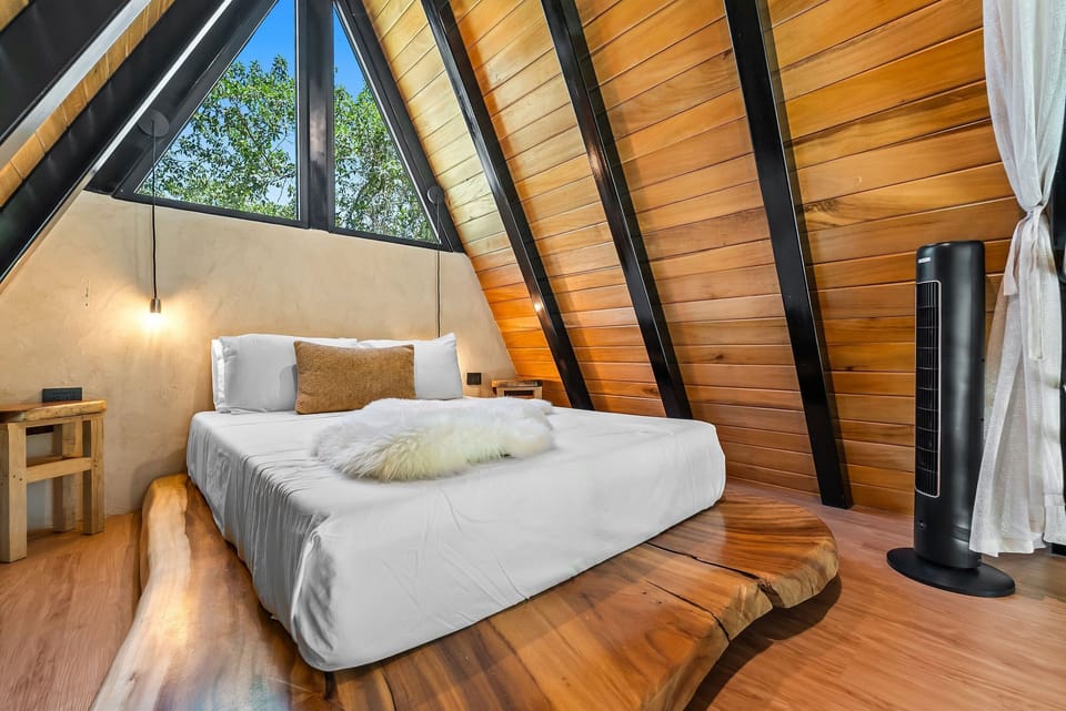 Villa | Desk, laptop workspace, WiFi (free), individually decorated
