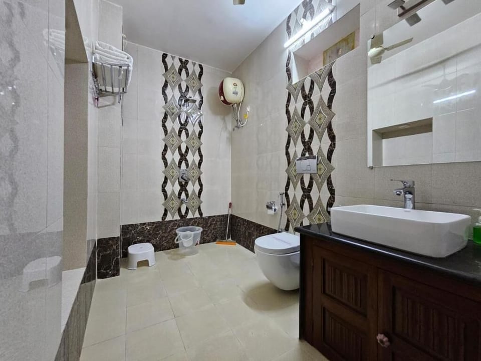 Shower, free toiletries, hair dryer, bathrobes