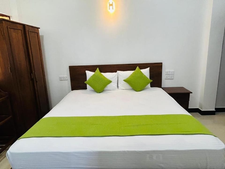 Deluxe Double Room, Balcony, Garden View | Laptop workspace, soundproofing