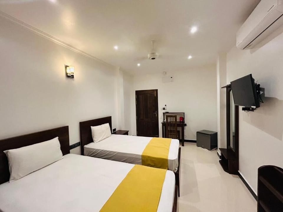 Deluxe Triple Room, Balcony, Garden View | Laptop workspace, soundproofing