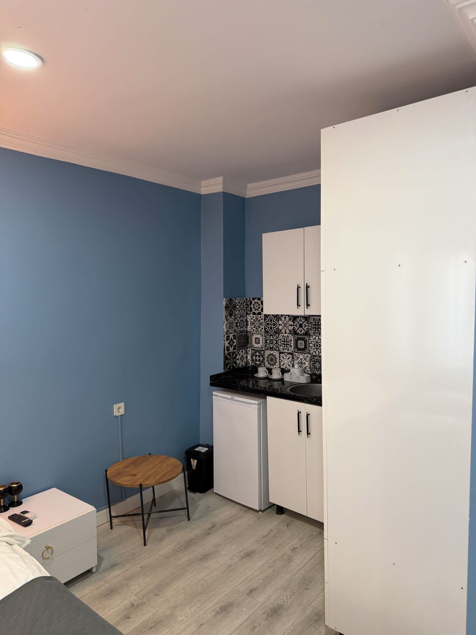 Desk, laptop workspace, soundproofing, WiFi (free)