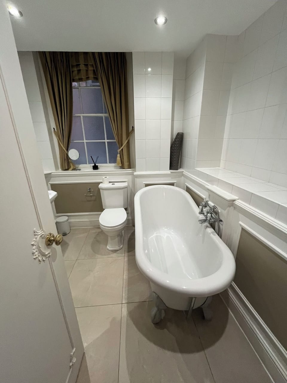 Superior Double Room | Bathroom | Towels, soap, shampoo, toilet paper