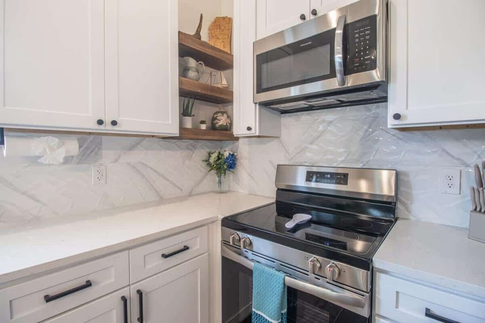 House, Multiple Beds, Fireplace, Pool View (Beach Retreat) | Private kitchen
