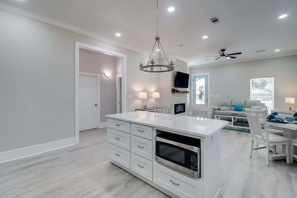 House, Multiple Beds, Fireplace, Garden View (Sandy Oaks) | Interior