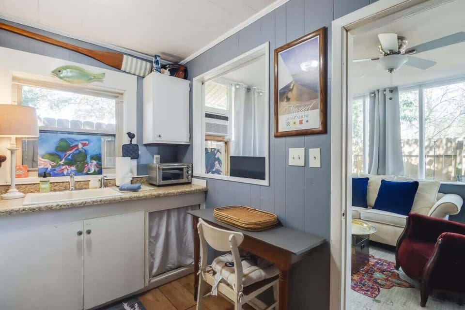 Cottage, 1 Queen Bed, Kitchen, Garden View (Bon Bateau Cottage) | Interior