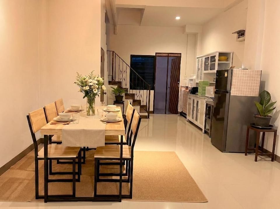 Basic Villa, City View | Dining