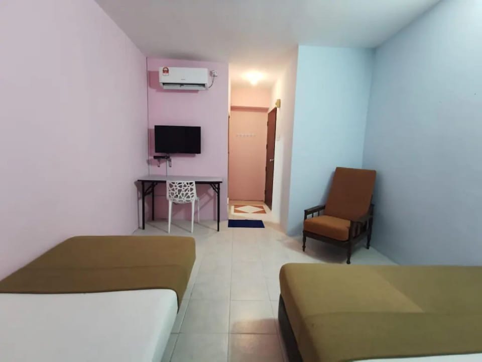 Triple Room | Iron/ironing board (on request)