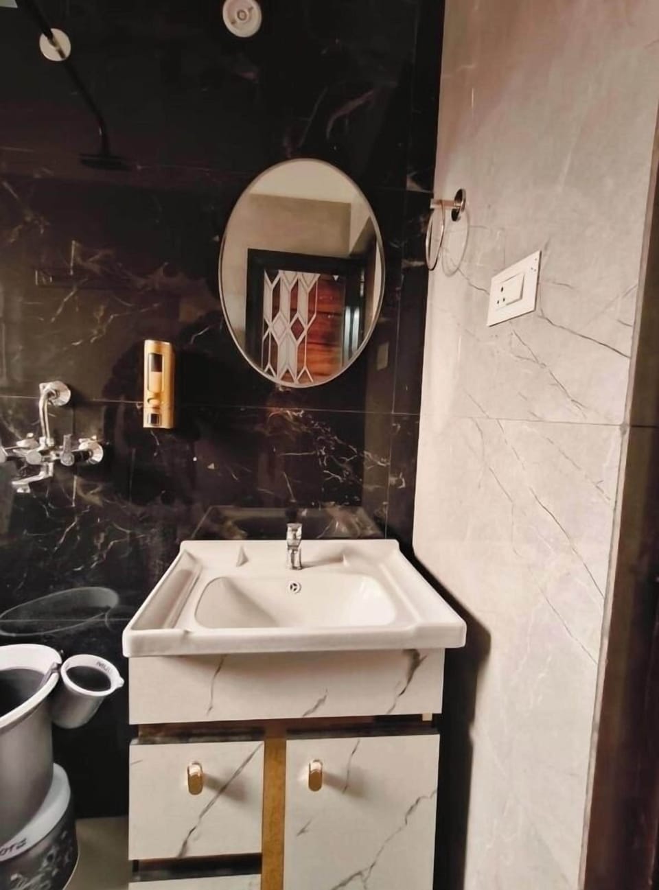 Deluxe Room, Air conditioning | Bathroom | Free toiletries, hair dryer, towels, soap