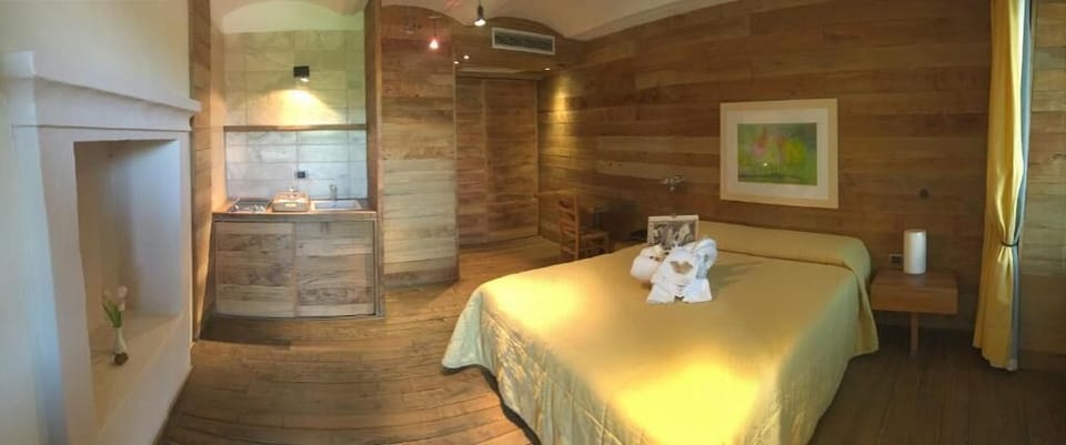 Standard Room, Balcony, Courtyard View | Desk, free WiFi