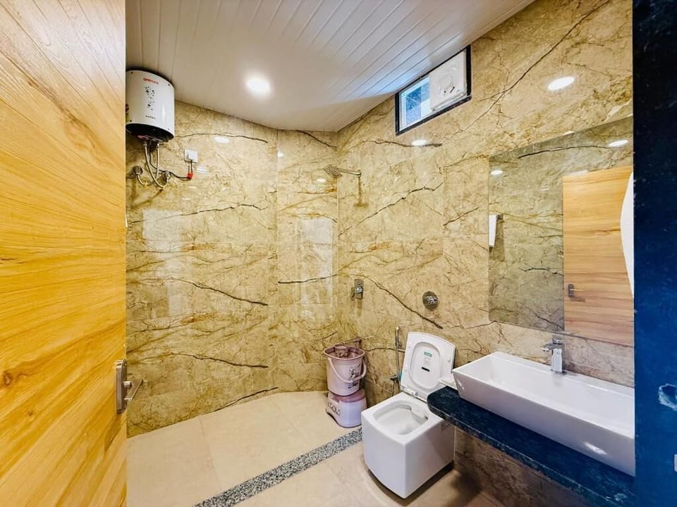 Bathtub, slippers, towels