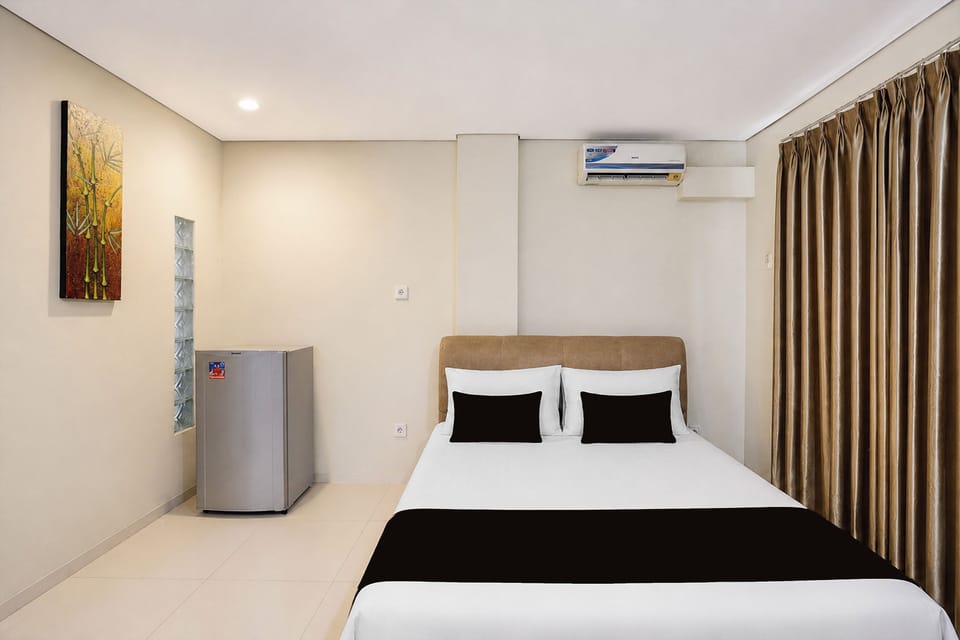 Desk, WiFi (free), bed sheets