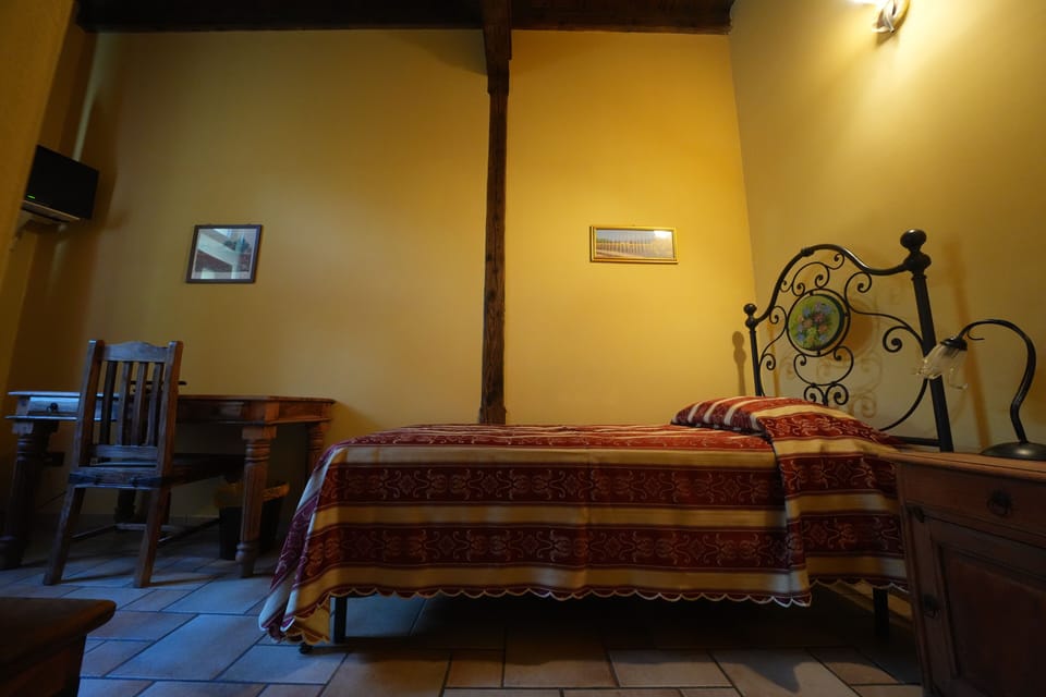 Deluxe Single Room, Courtyard View | Minibar, bed sheets