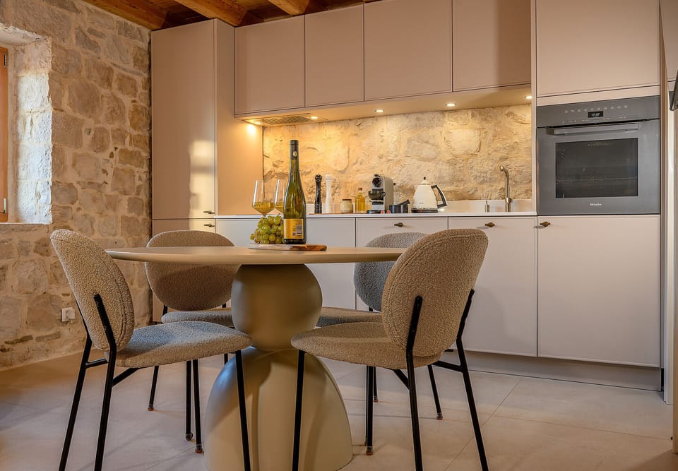 Deluxe House, City View | Private kitchen | Full-size fridge, oven, stovetop, dishwasher