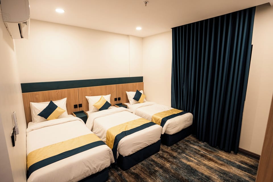 Triple Room | In-room safe, bed sheets