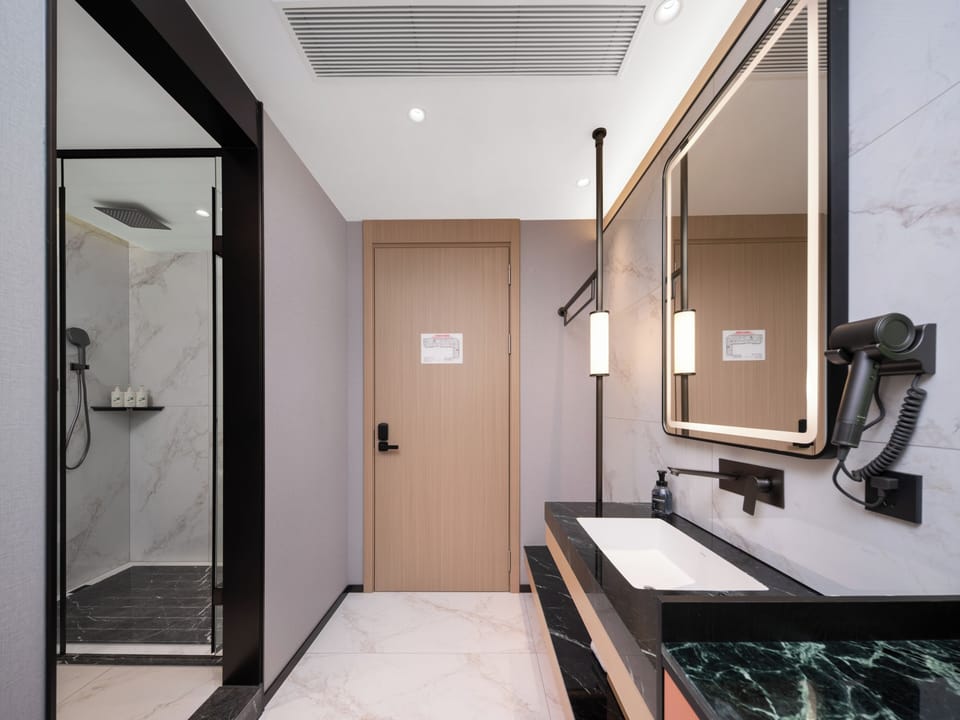 Comfort Double Room | Bathroom | Shower, rainfall showerhead, free toiletries, hair dryer