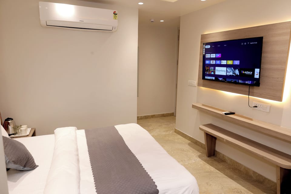 Classic Room, City View | Desk, laptop workspace, free WiFi