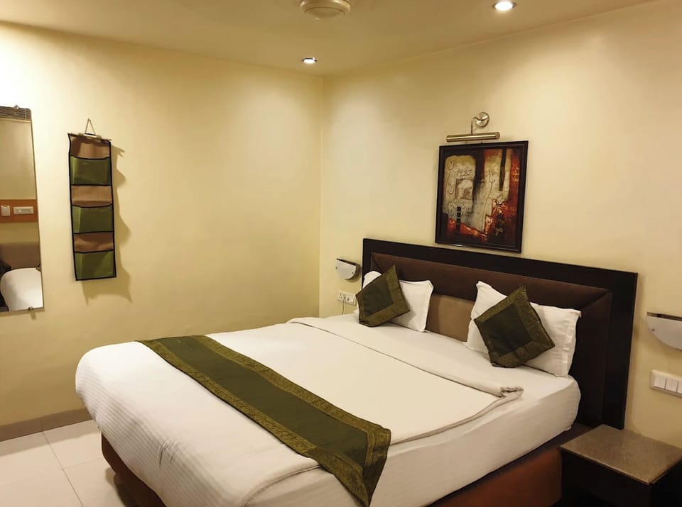 Hypo-allergenic bedding, desk, soundproofing, free WiFi