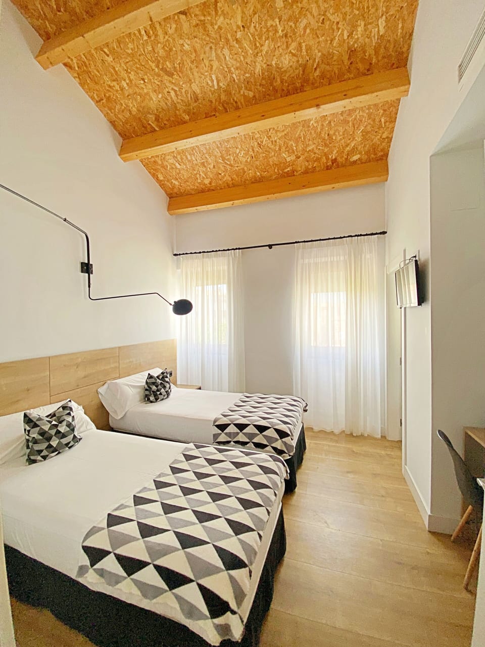 Deluxe Twin Room, City View | Laptop workspace, blackout drapes, soundproofing, WiFi (free)