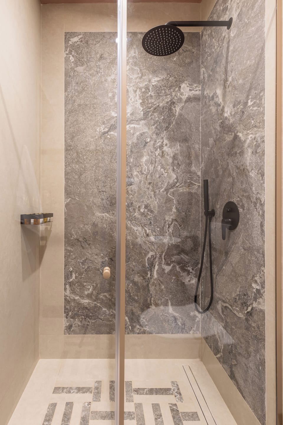  Room 101 | Bathroom | Shower, eco-friendly toiletries, hair dryer, slippers