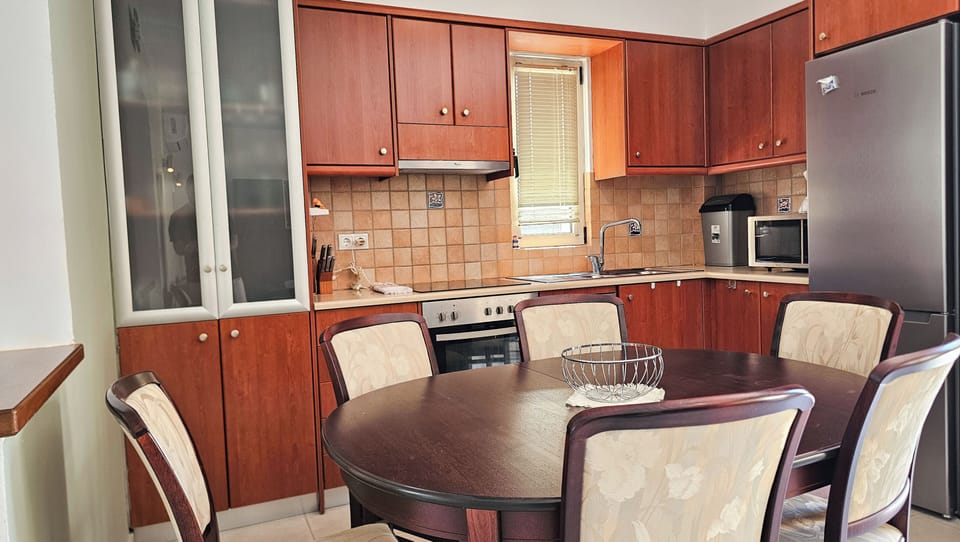Classic Apartment, Pool View | Private kitchen