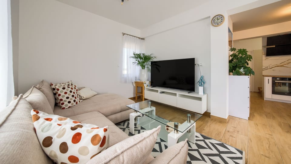 House (2) | Living area | Flat-screen TV