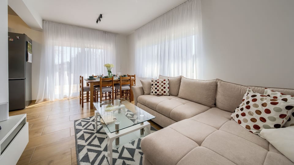 House (2) | Living area | Flat-screen TV