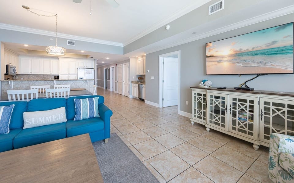 Condo, 3 Bedrooms | Living area