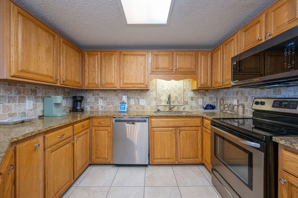 Condo, 3 Bedrooms | Private kitchen | Coffee/tea maker, fridge, oven