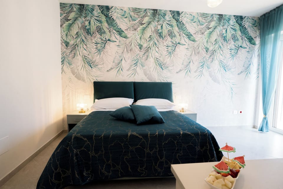 ROOM 2 | Minibar, desk, free WiFi