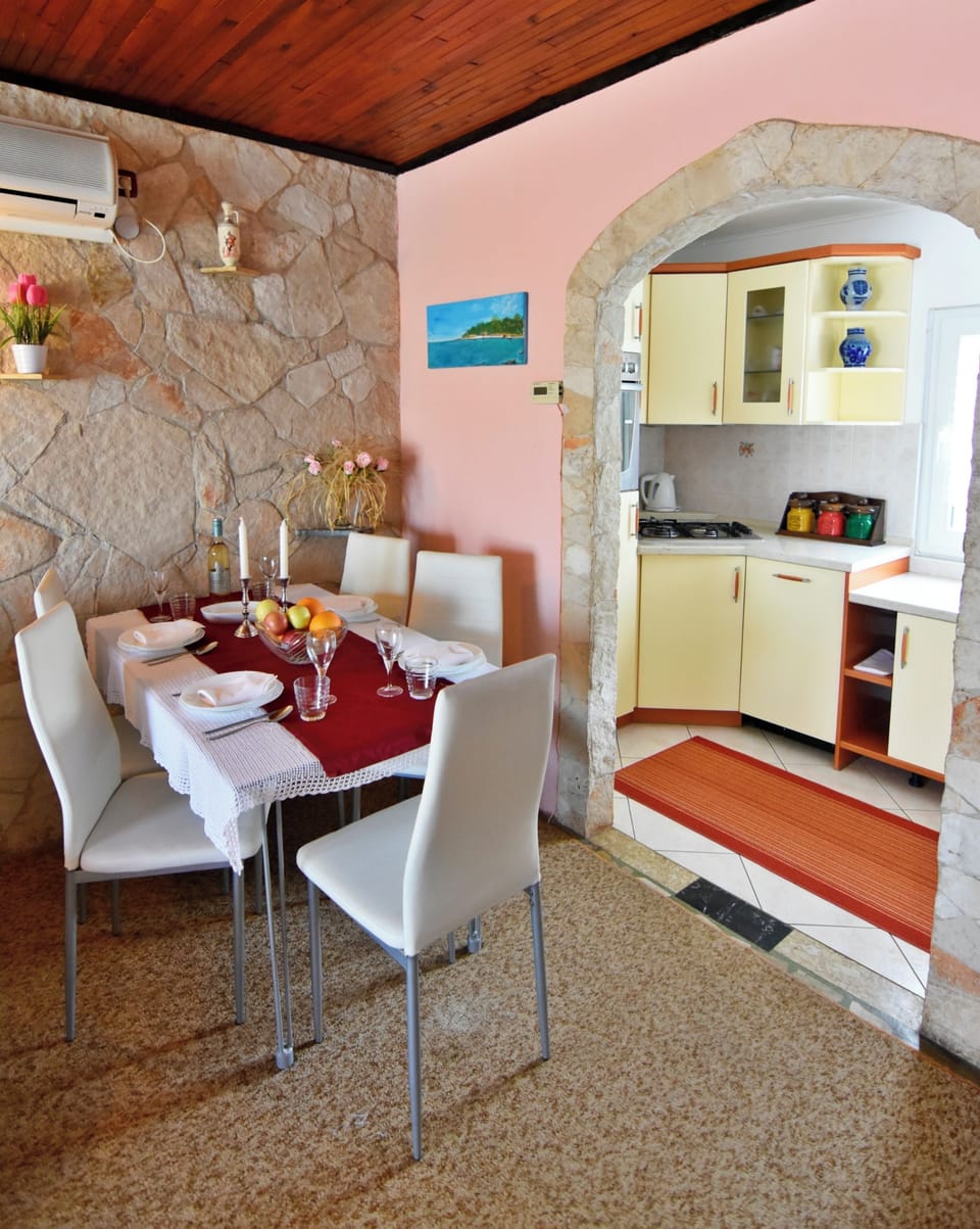 Apartment, 2 Bedrooms, Terrace, Garden View | Dining room