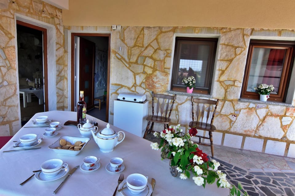 Apartment, 2 Bedrooms, Terrace, Garden View | Living room