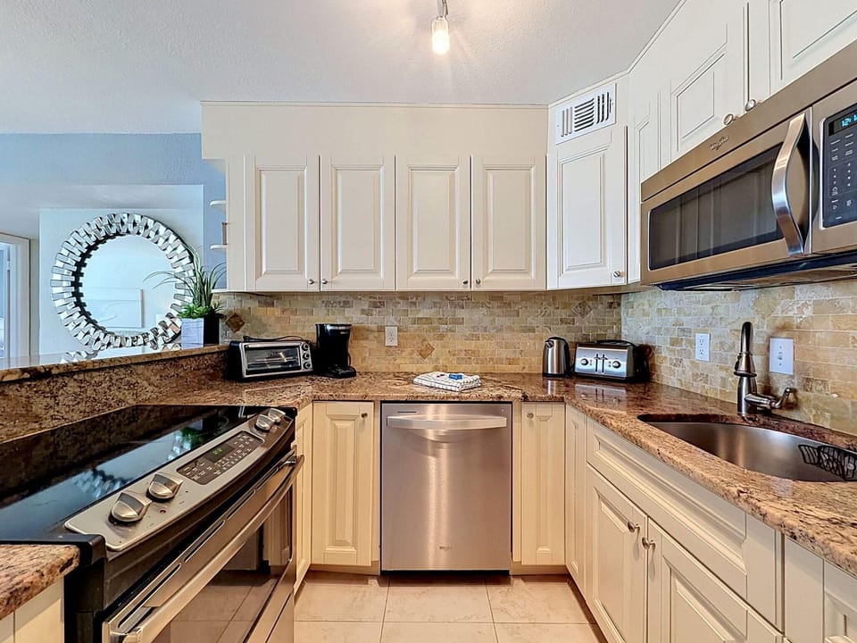 Condo, Multiple Beds (Madeira Vista 406) | Private kitchen